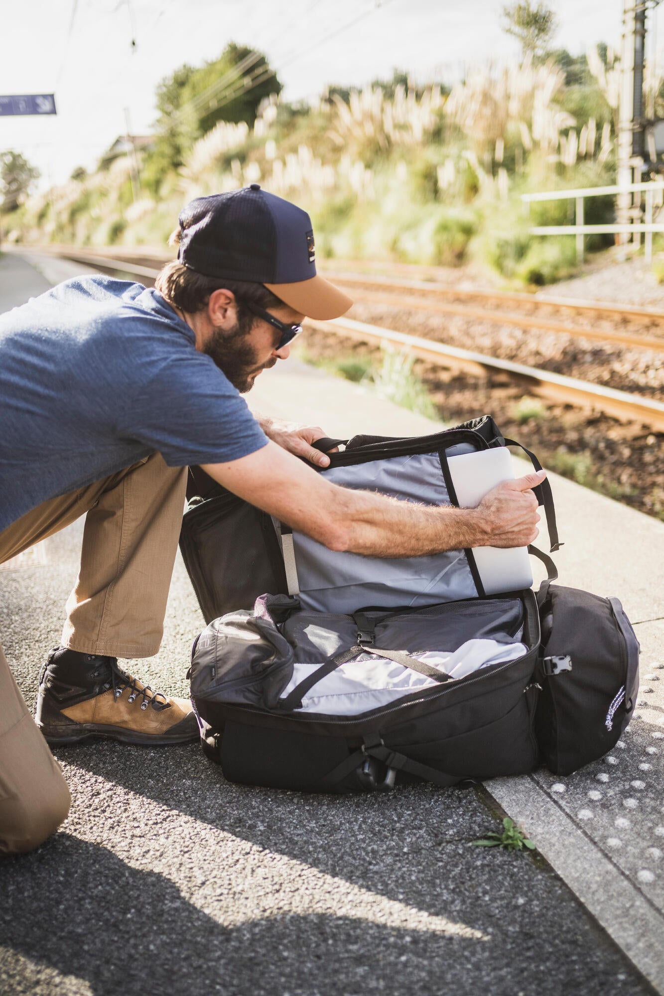 Forclaz Men's Travel 900 50+6 L Backpacking Pack - Image 13