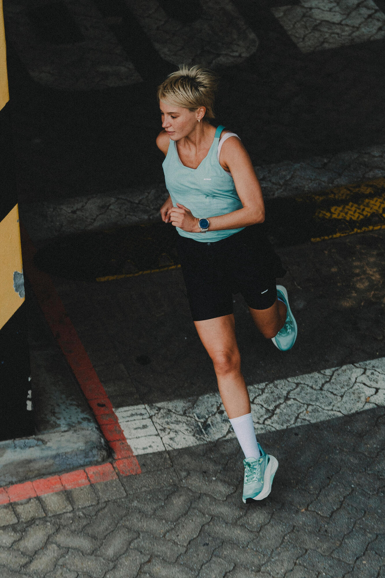 Kiprun Women's Run 500 2-in-1 Compression Running Shorts - Image 10